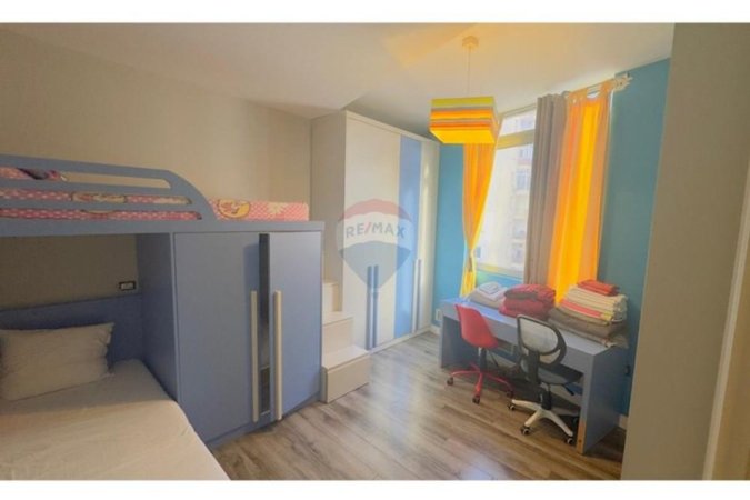 Tirane, jepet me qera apartament 2+1+Aneks+Ballkon Kati 3, 95 m² 800 € (Kika 2)