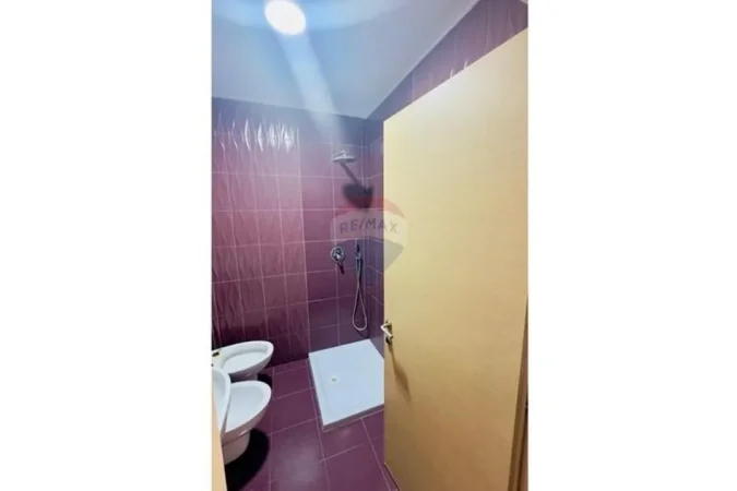 Tirane, jepet me qera apartament 2+1+Aneks+Ballkon Kati 3, 95 m² 800 € (Kika 2)