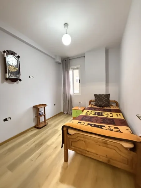 Tirane, jepet me qera apartament 3+1 Kati 3, 92 m² 500 € 