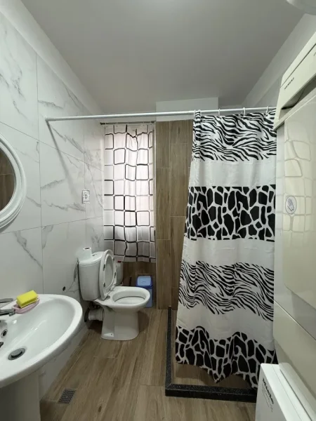 Tirane, jepet me qera apartament 3+1 Kati 3, 92 m² 500 € 