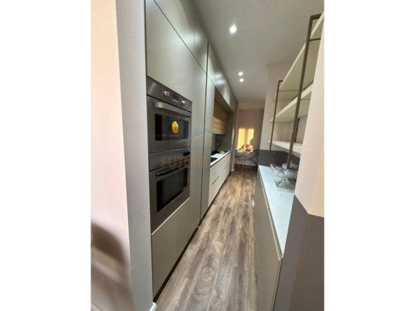 Tirane, jepet me qera apartament 3+1+Ballkon Kati 11, 124 m² 1.600 € (Qender)