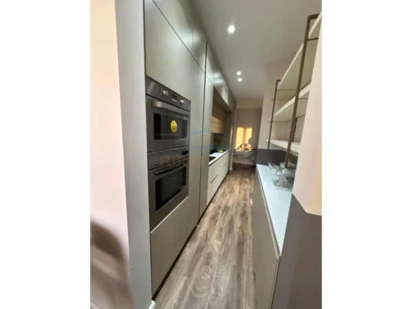 Tirane, jepet me qera apartament 3+1+Ballkon Kati 11, 124 m² 1.600 € (Qender)