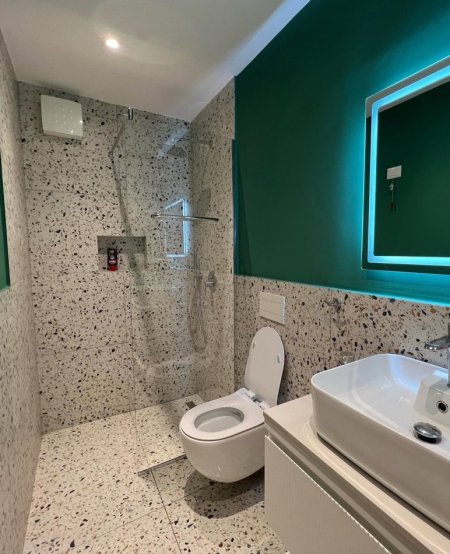 Tirane, jepet me qera garsonier 1+1 Kati 4, 38 m² 570 € (Rr. Zela)