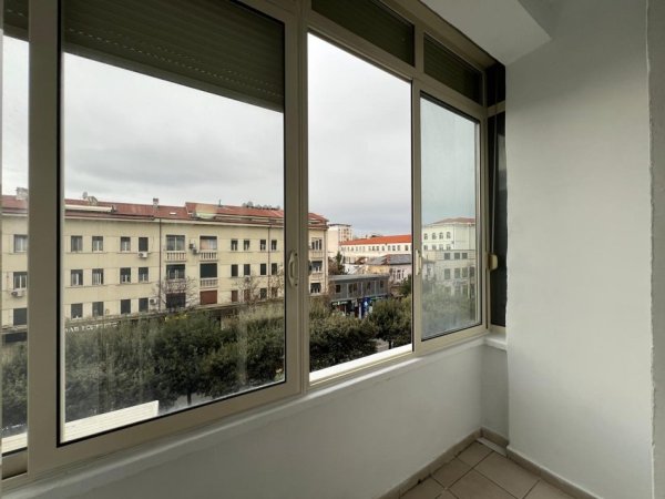 Tirane, jepet me qera apartament 2+1+Ballkon Kati 4, 6 m² 500 € (Bulevardi zogu i pare)
