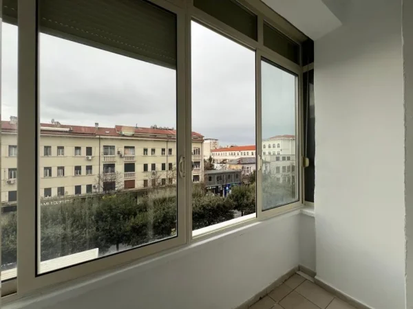 Tirane, jepet me qera apartament 2+1+Ballkon Kati 4, 6 m² 500 € (Bulevardi zogu i pare)