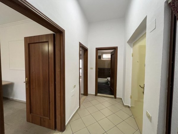 Tirane, jepet me qera apartament 2+1+Ballkon Kati 4, 6 m² 500 € (Bulevardi zogu i pare)
