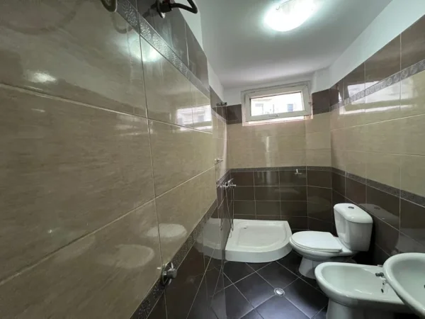 Tirane, jepet me qera apartament 2+1+Ballkon Kati 4, 6 m² 500 € (Bulevardi zogu i pare)