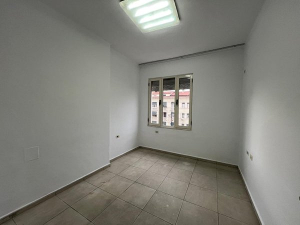 Tirane, jepet me qera apartament 2+1+Ballkon Kati 4, 6 m² 500 € (Bulevardi zogu i pare)