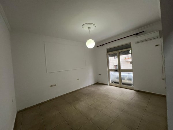Tirane, jepet me qera apartament 2+1+Ballkon Kati 4, 6 m² 500 € (Bulevardi zogu i pare)