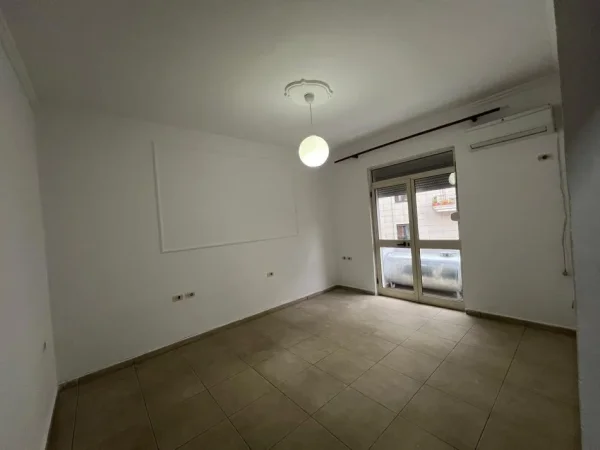 Tirane, jepet me qera apartament 2+1+Ballkon Kati 4, 6 m² 500 € (Bulevardi zogu i pare)