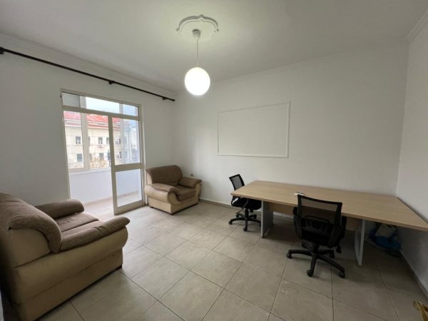 Tirane, jepet me qera apartament 2+1+Ballkon Kati 4, 6 m² 500 € (Bulevardi zogu i pare)