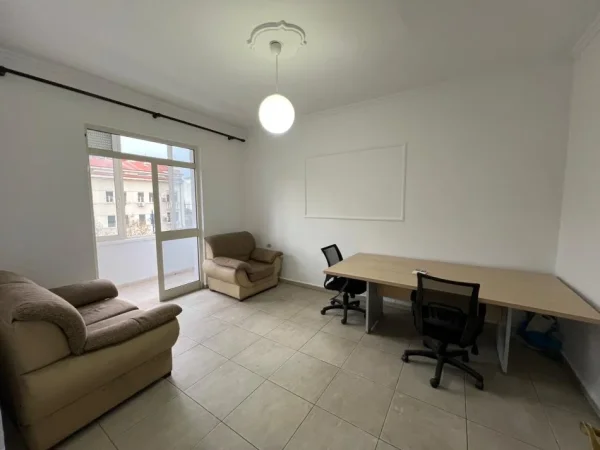 Tirane, jepet me qera apartament 2+1+Ballkon Kati 4, 6 m² 500 € (Bulevardi zogu i pare)
