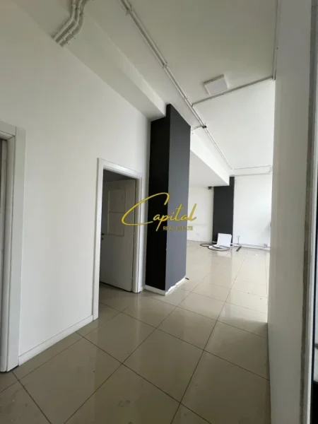 Tirane, jepet me qera zyre Kati 1, 105 m² 900 € (ASTIR)