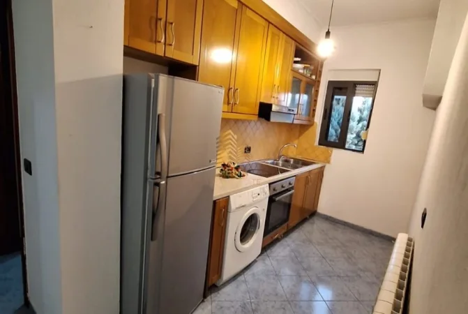 Tirane, jepet me qera apartament 2+1+Ballkon Kati 2, 85 m² 450 € (Stacioni i Trenit)
