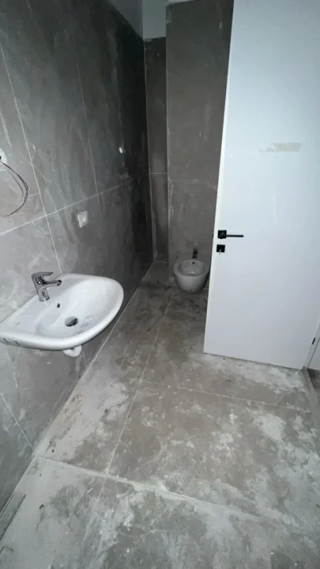 Tirane, jepet me qera zyre Kati 6, 100 m² 400 € (5 MAJI)