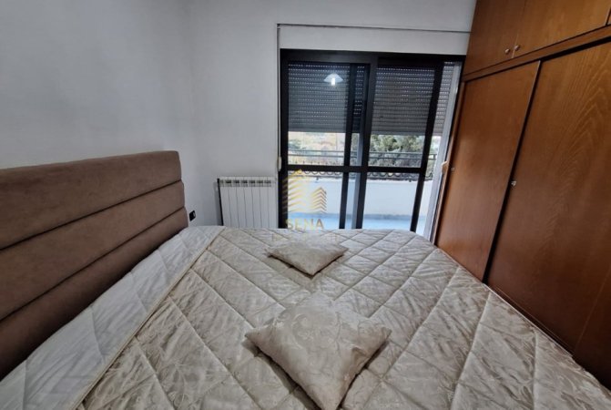 Tirane, jepet me qera apartament 2+1+Ballkon Kati 2, 85 m² 550 € (Stacioni i Trenit)