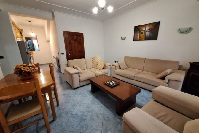 Tirane, jepet me qera apartament 2+1+Ballkon Kati 2, 85 m² 550 € (Stacioni i Trenit)