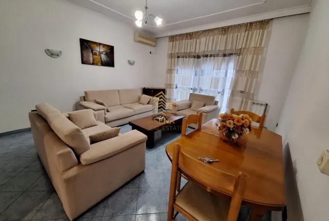 Tirane, jepet me qera apartament 2+1+Ballkon Kati 2, 85 m² 450 € (Stacioni i Trenit)