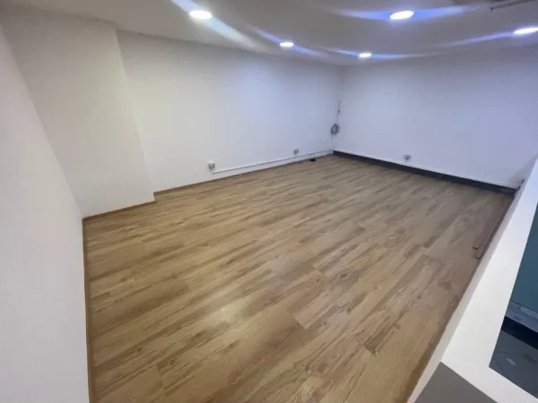 Tirane, jepet me qera ambjent biznesi Kati 0, 60 m² 600 € (RRUGA E BARRIKADAVE)