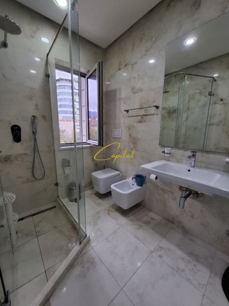 Tirane, jepet me qera apartament 3+1 Kati 1, 115 m² 900 € (ISH TREGU ELEKTRIK)