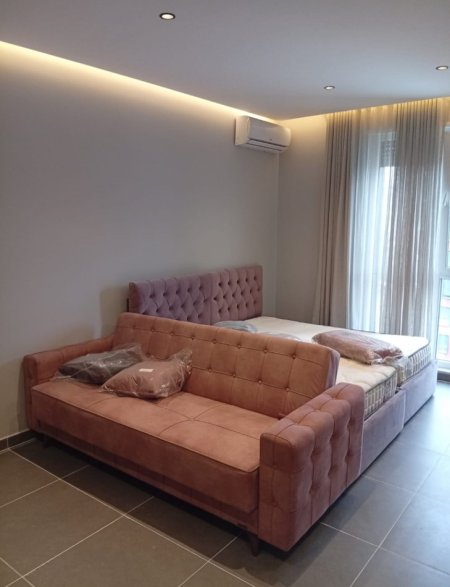 Jepet me Qera Garsoniere ne 5 Maji pas Concordit. 400 €