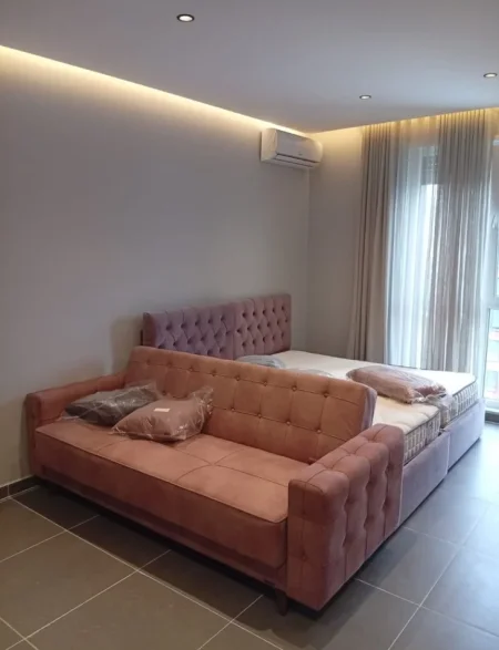 Jepet me Qera Garsoniere ne 5 Maji pas Concordit. 400 €