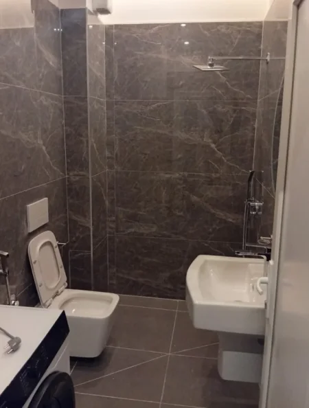 Jepet me Qera Garsoniere ne 5 Maji pas Concordit. 400 €