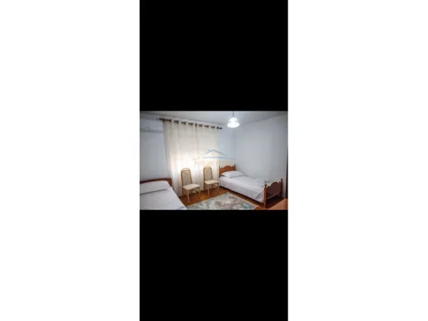 Tirane, jepet me qera apartament 3+1 Kati 4, 88 m² 750 € (PAZARI I RI)