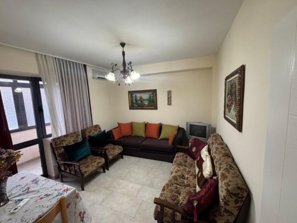 Tirane, jepet me qera 1+1 , 70 m² 450 € (rruga e dibres)