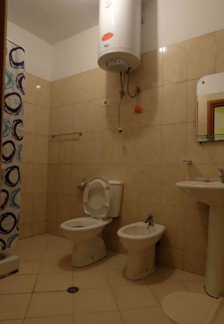 Tirane, jepet me qera apartament 1+1+Ballkon Kati 3, 70 m² 600 € (QENDER CIRKU)