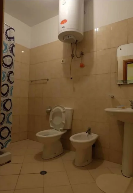 Tirane, jepet me qera apartament 1+1+Ballkon Kati 3, 70 m² 600 € (QENDER CIRKU)