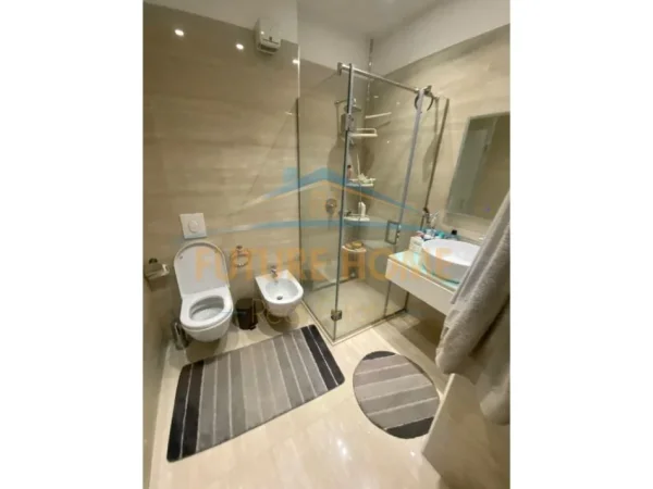 Tirane, jepet me qera apartament 3+1 Kati 11, 124 m² 1.600 € (QENDER)