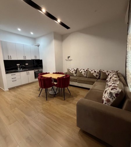Tirane, jepet me qera apartament 1+1 Kati 1, 70 m² 400 € (PORCELAN)