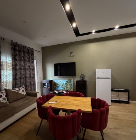 Tirane, jepet me qera apartament 1+1 Kati 1, 70 m² 400 € (PORCELAN)