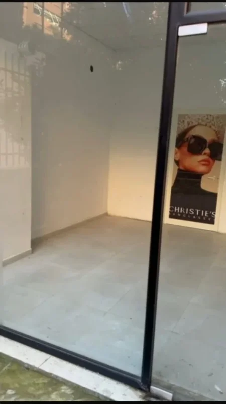 Tirane, jepet me qera dyqan Kati 0, 65 m² 1.000 € (Rruga Jordan Misja)