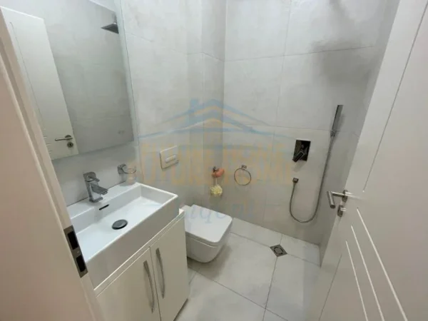 Tirane, jepet me qera apartament 3+1 Kati 2, 121 m² 1.200 € (LIQENI I THATE)