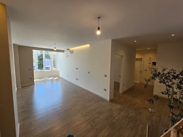 Tirane, jepet me qera zyre Kati 2, 120 m² 900 € (ZOGU I ZI)