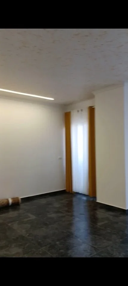 Tirane, jepet me qera apartament 2+1+Ballkon Kati 5, 100 m² 800 € (Rruga Hysni Gerbolli)