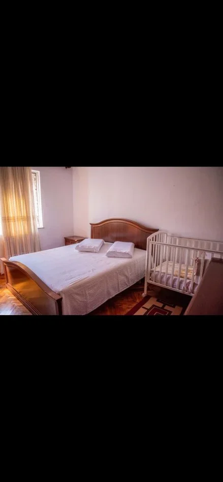 Tirane, jepet me qera apartament 2+1+Ballkon Kati 4, 77 m² 600 € (PAZARI I RI)