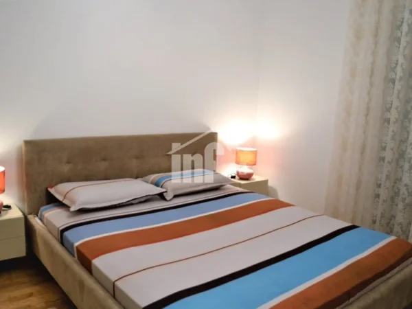 Tirane, jepet me qera apartament 2+1+Ballkon Kati 4, 110 m² 1.000 € (MBI KOPSHTIN BOTANIK)