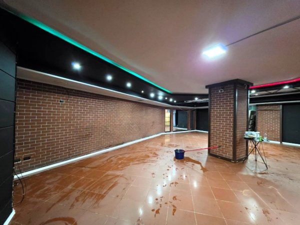 Tirane, jepet me qera ambjent biznesi Kati 0, 190 m² 2.500 € (shkolla e baletit)