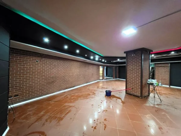 Tirane, jepet me qera ambjent biznesi Kati 0, 190 m² 2.500 € (shkolla e baletit)