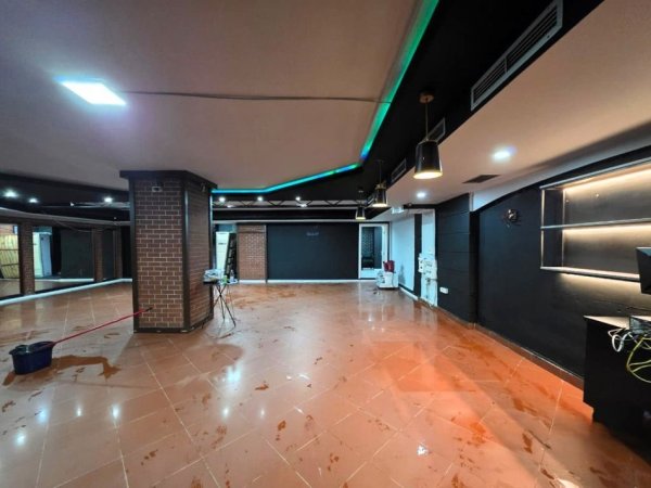 Tirane, jepet me qera ambjent biznesi Kati 0, 190 m² 2.500 € (shkolla e baletit)