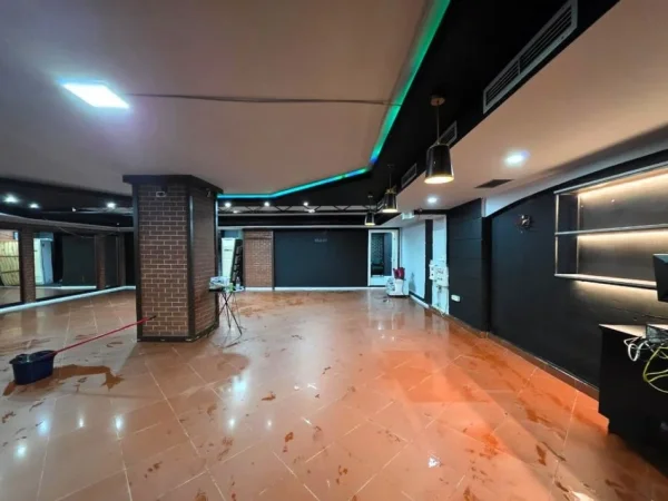Tirane, jepet me qera ambjent biznesi Kati 0, 190 m² 2.500 € (shkolla e baletit)