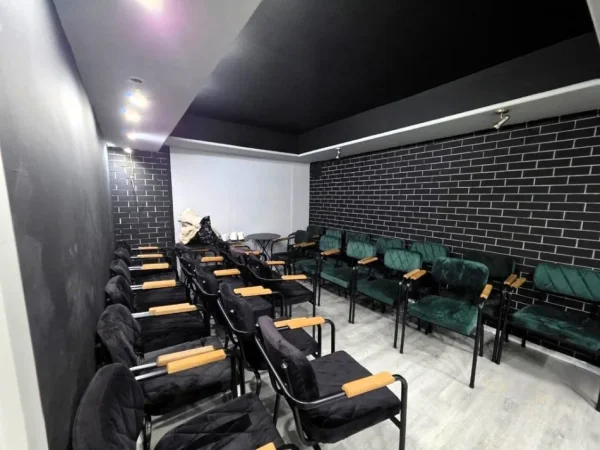 Tirane, jepet me qera ambjent biznesi Kati 0, 190 m² 2.500 € (shkolla e baletit)