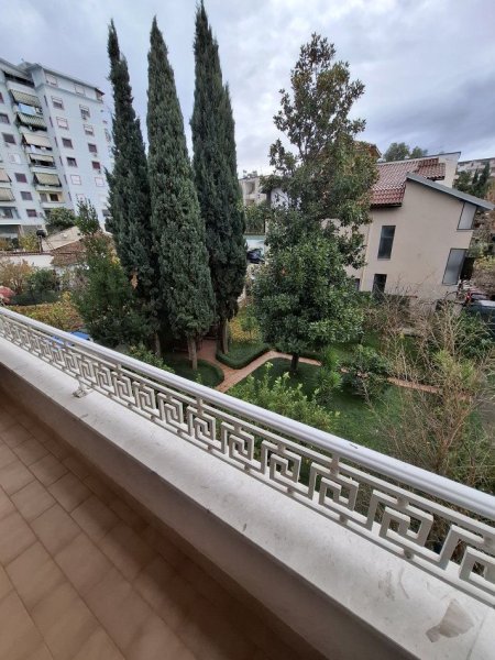 Tirane, jepet me qera apartament 3+1+Aneks+Ballkon Kati 1, 115 m² 900 € (ALI DEMI)