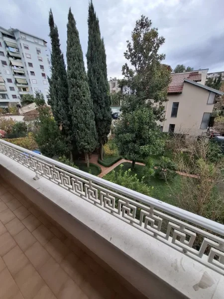 Tirane, jepet me qera apartament 3+1+Aneks+Ballkon Kati 1, 115 m² 900 € (ALI DEMI)