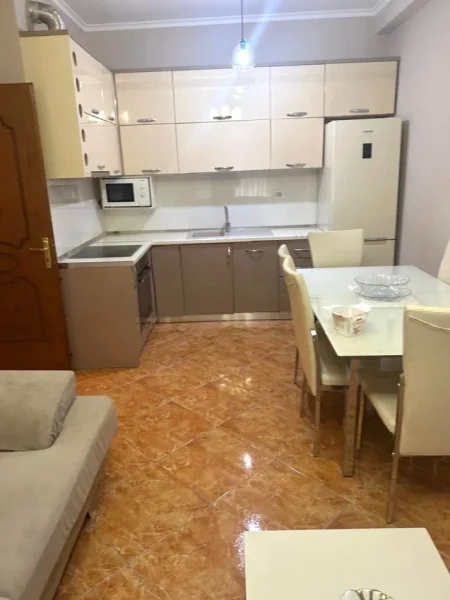 Tirane, jepet me qera apartament 2+1+Aneks+Ballkon Kati 3, 95 m² 650 € 