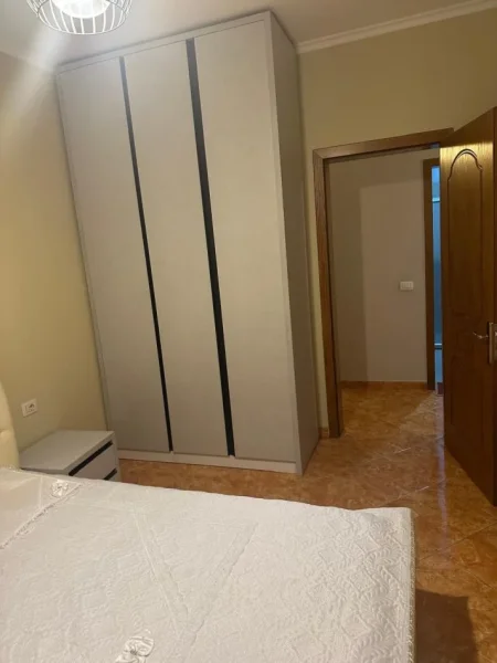 Tirane, jepet me qera apartament 2+1+Aneks+Ballkon Kati 3, 95 m² 650 € 