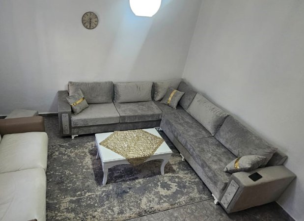 Tirane, jepet me qera apartament 1+1+Ballkon Kati 1, 60 m² 450 € (Ish Parku i Autobusave)
